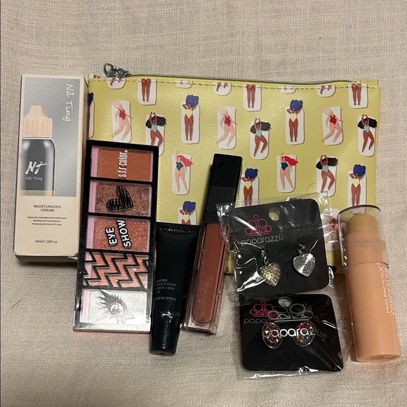 paparazzi Other - Paparazzi Eyeshadow Palette with Lip Gloss and Accessories